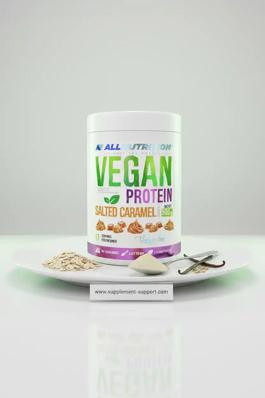 Vegan Protein Pulver Salted Caramel Geschmack, 500g, mit Haferflocken und Vanilleschoten dekorativ präsentiert
