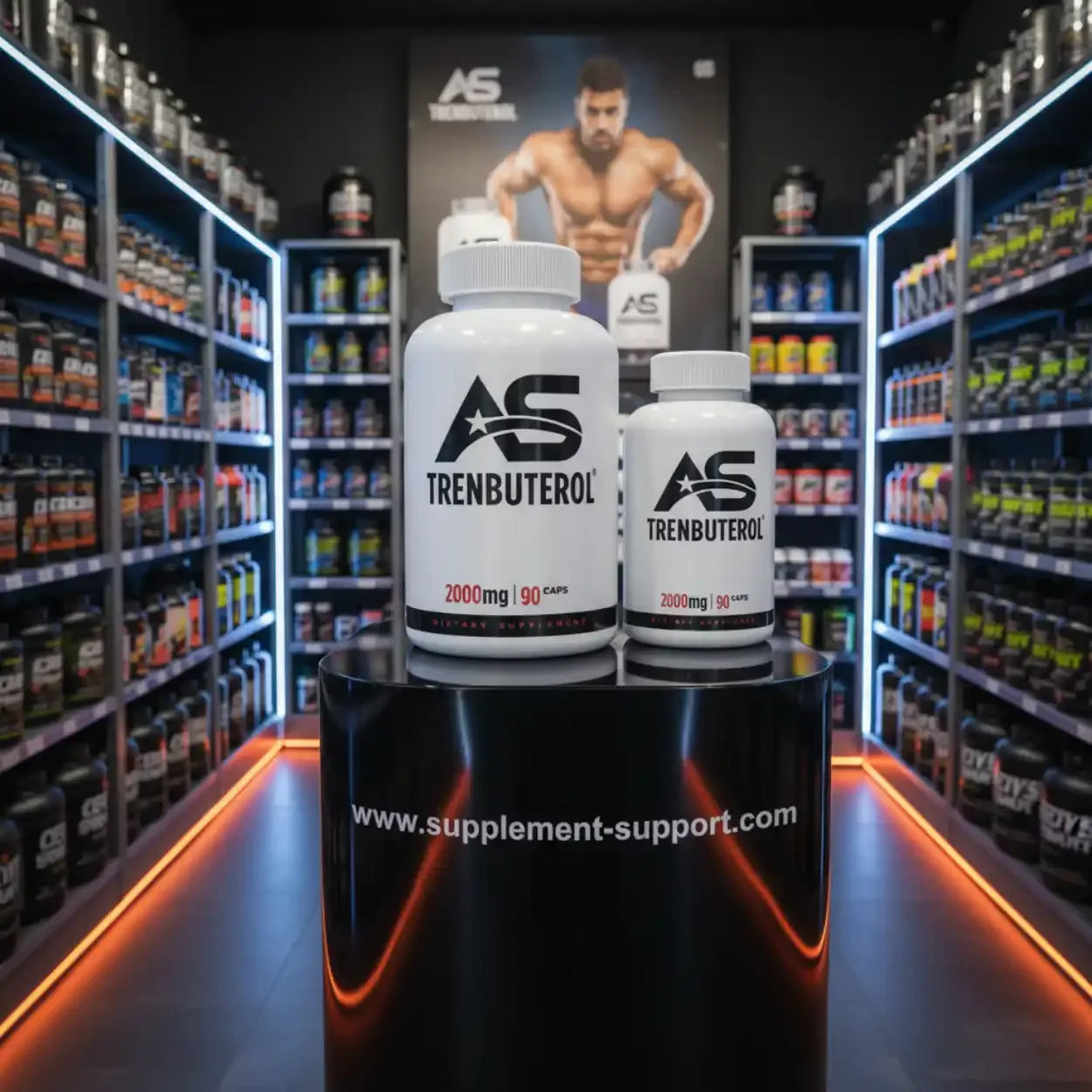 Zwei Dosen American Supps Tren-buterol TsT-Booster vor einem Regal mit Sportnahrung.