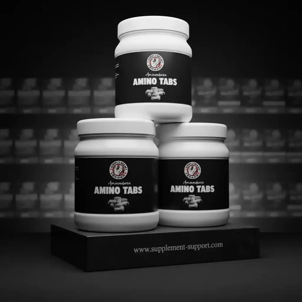 Drei weiße Dosen mit Aminosäuren-Tabletten (Amino Tabs) auf einem schwarzen Sockel.