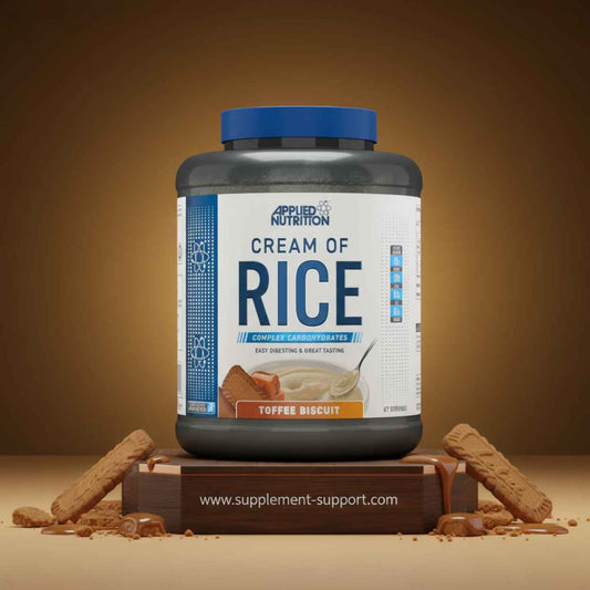 Applied Nutrition Cream of Rice im Geschmack Toffee Biscuit mit Keksen auf Holzuntergrund