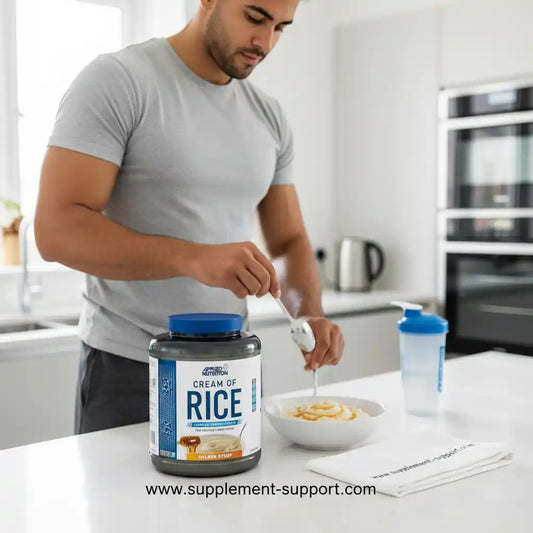 Mann bereitet Reiscreme mit Golden Syrup für Sporternährung zu – ideal für Fitness & Training