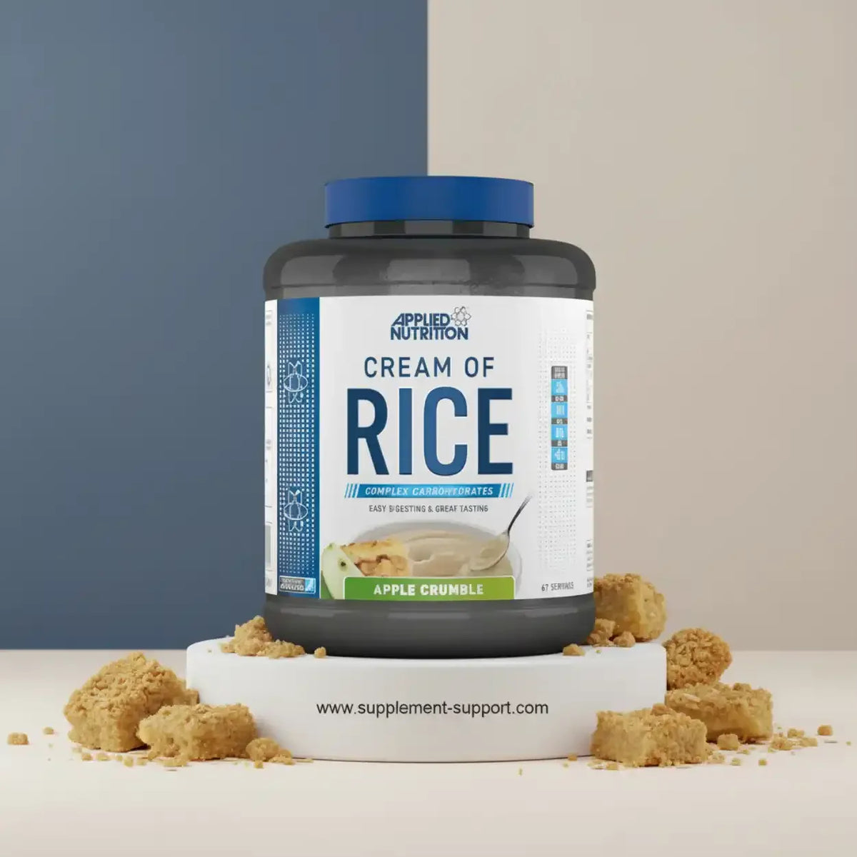 Applied Nutrition Cream of Rice in Apple Crumble Geschmack auf weißem Podest mit Crumble-Stücken.