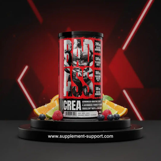 BAD ASS CREA Kreatin-Pulver Dose mit Orangen und Beeren auf dunklem Hintergrund