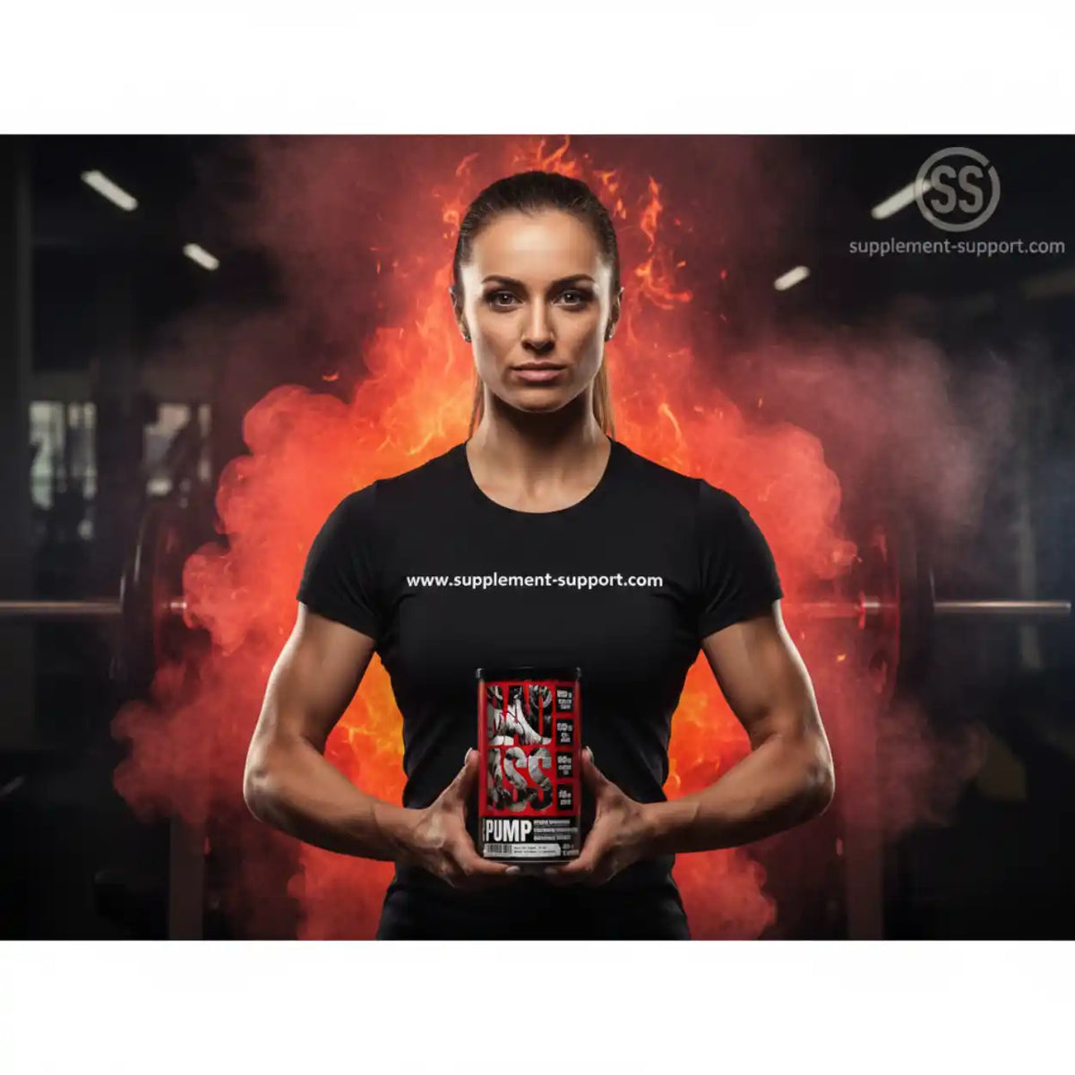 Muskulöse Frau hält BAD ASS Pump Booster vor einem feurigen Hintergrund im Fitnessstudio.