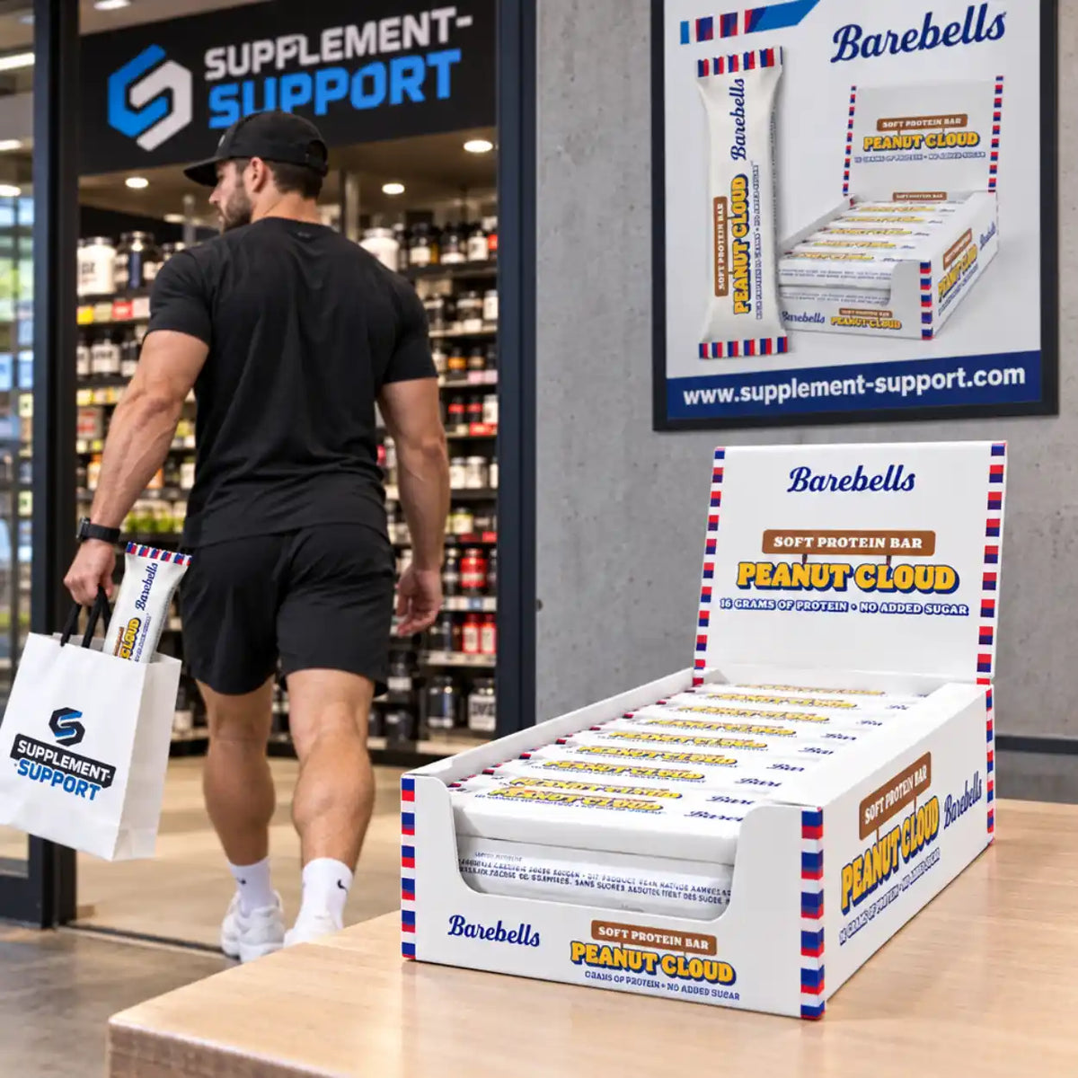 Barebells Protein Softbar Peanut Cloud in einer Displaybox vor einem Supplement-Shop.