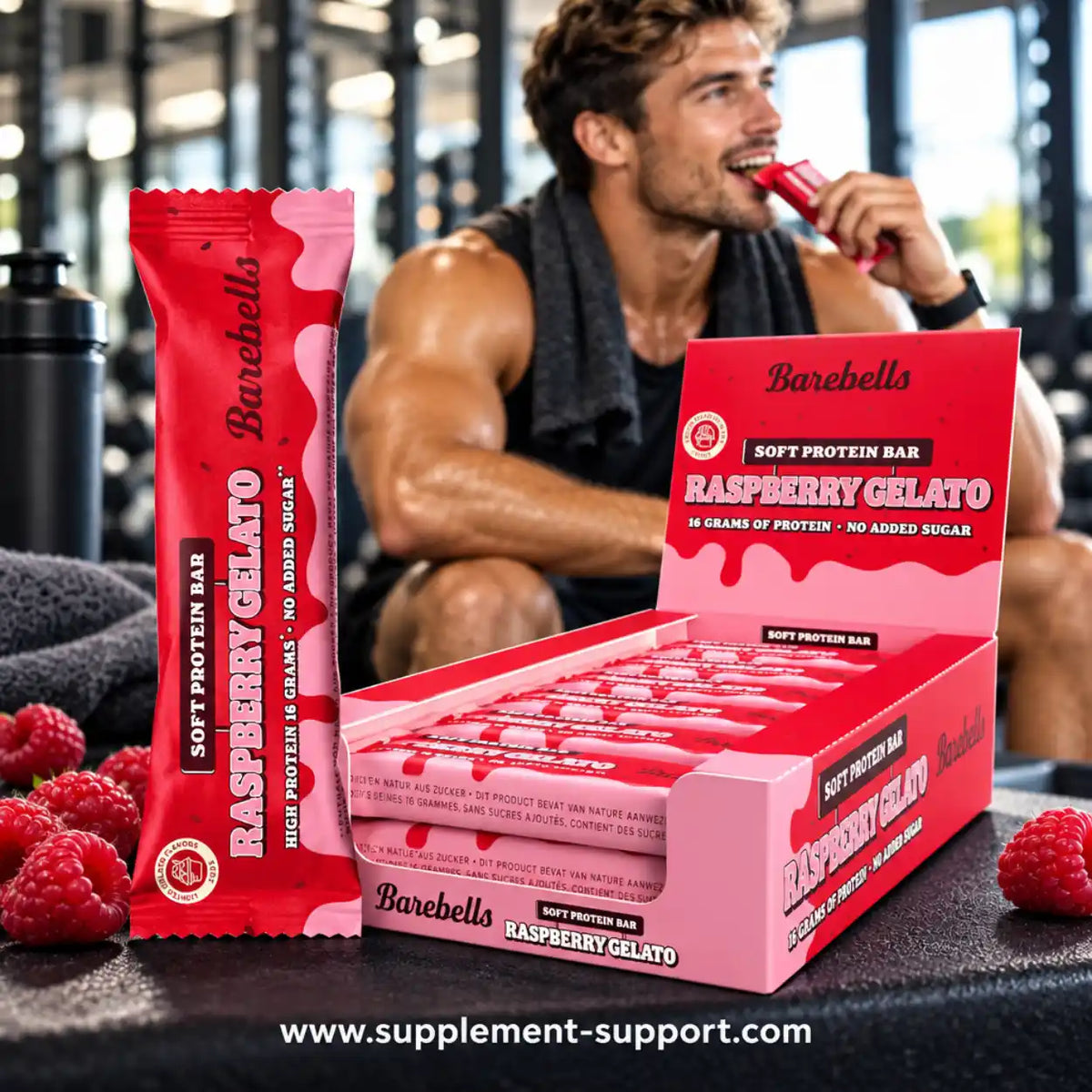 Barebells Protein Softbar Raspberry Gelato in einer Box neben einem muskulösen Mann im Fitnessstudio