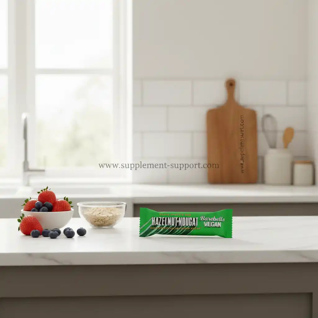 Vegane Hazelnuss-Nougat Riegel von Barebells auf Küchenarbeitsplatte mit Beeren und Haferflocken