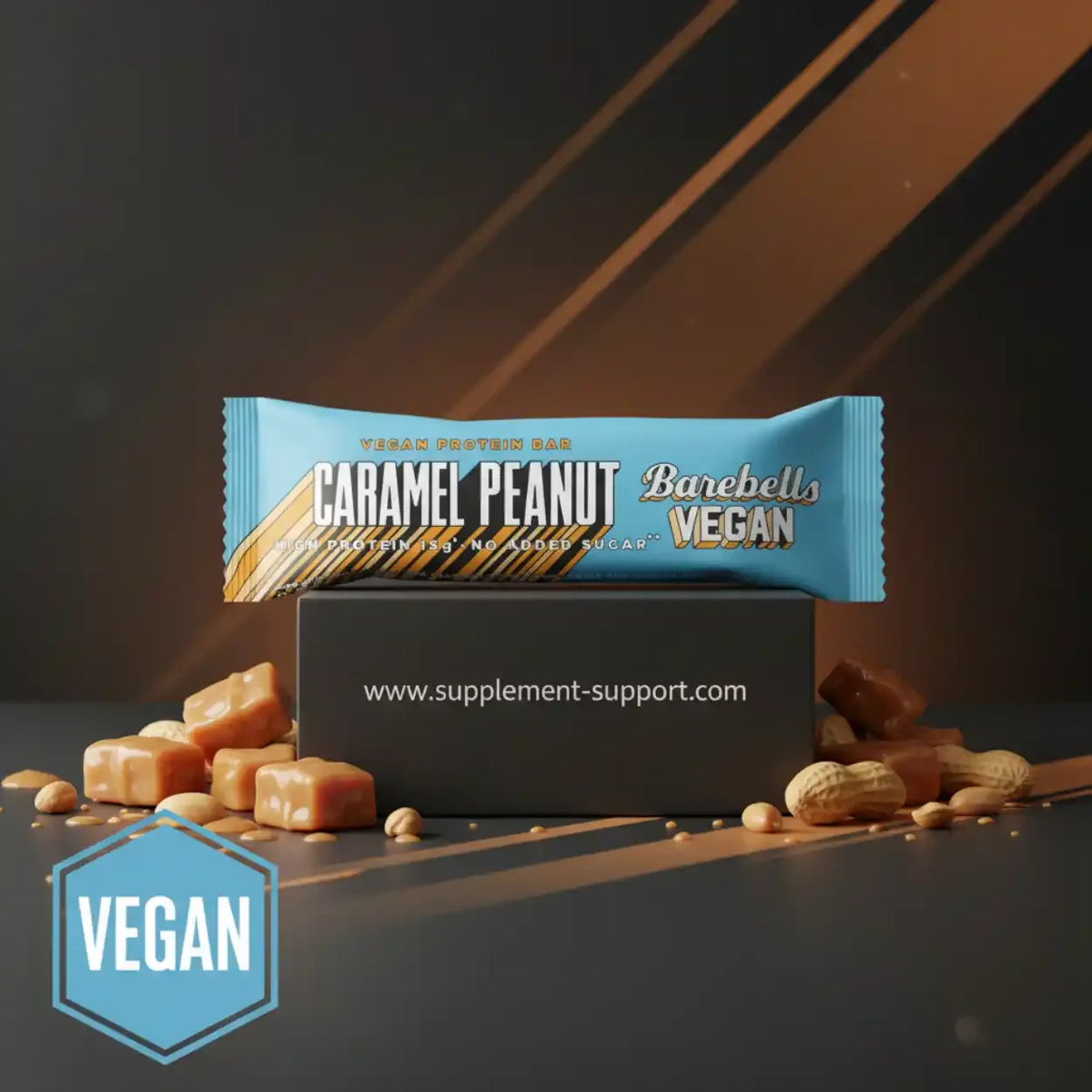 Barebells Vegan Protein Bar Caramel Peanut auf dunklem Hintergrund mit Karamell und Erdnüssen.