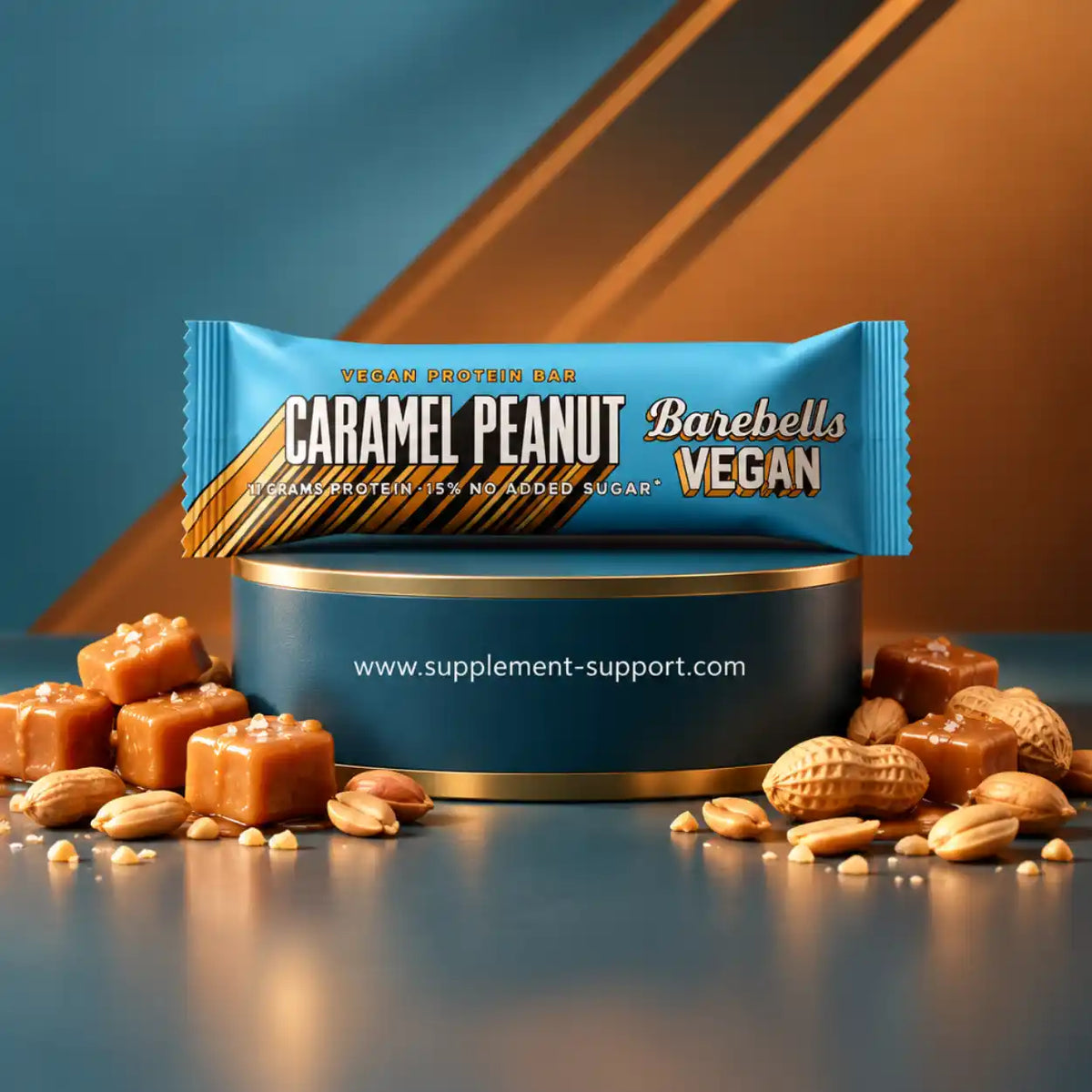 Barebells Vegan Protein Bar Caramel Peanut mit Karamellstücken und Erdnüssen auf blauem Podest
