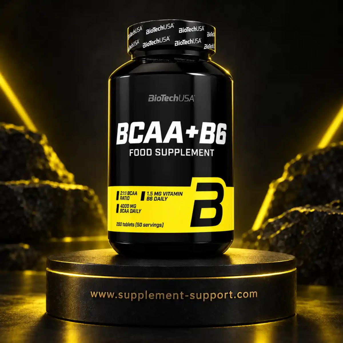 BioTech USA BCAA+B6 Nahrungsergänzungsmittel Tabletten auf einem Podest vor dunklem Hintergrund.