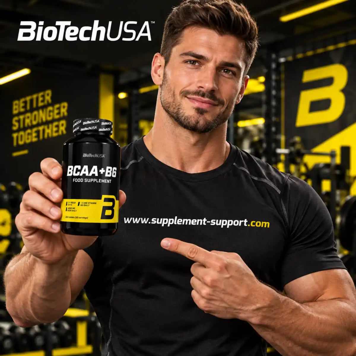 Muskulöser Mann hält eine Dose BioTech USA BCAA + B6 Nahrungsergänzung im Fitnessstudio.