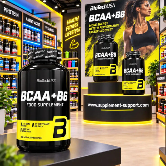 BioTech USA BCAA + B6 Nahrungsergänzungstabletten in einem Fitness-Shop-Setting.