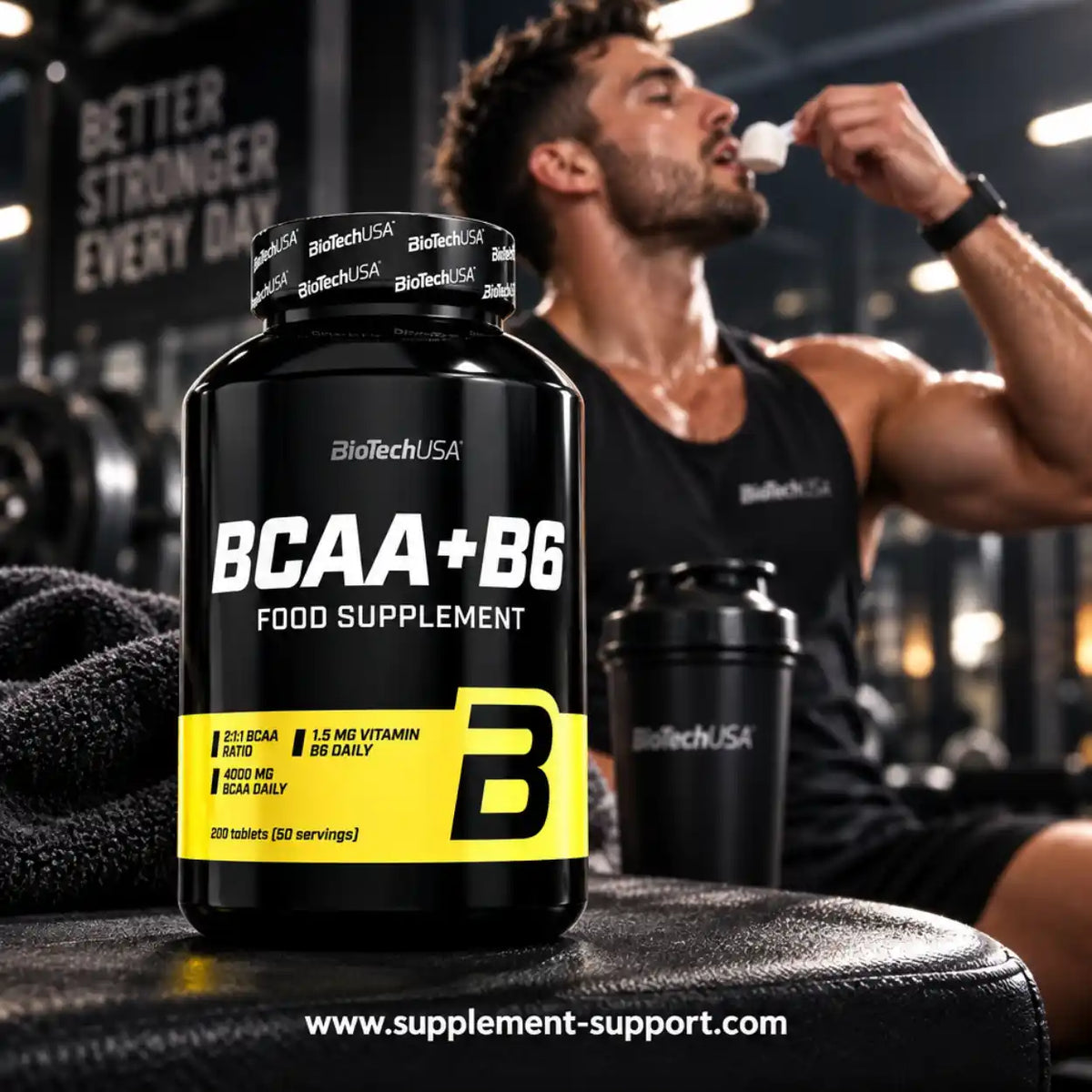 BioTech USA BCAA + B6 Nahrungsergänzungstabletten neben einem Sportler im Fitnessstudio