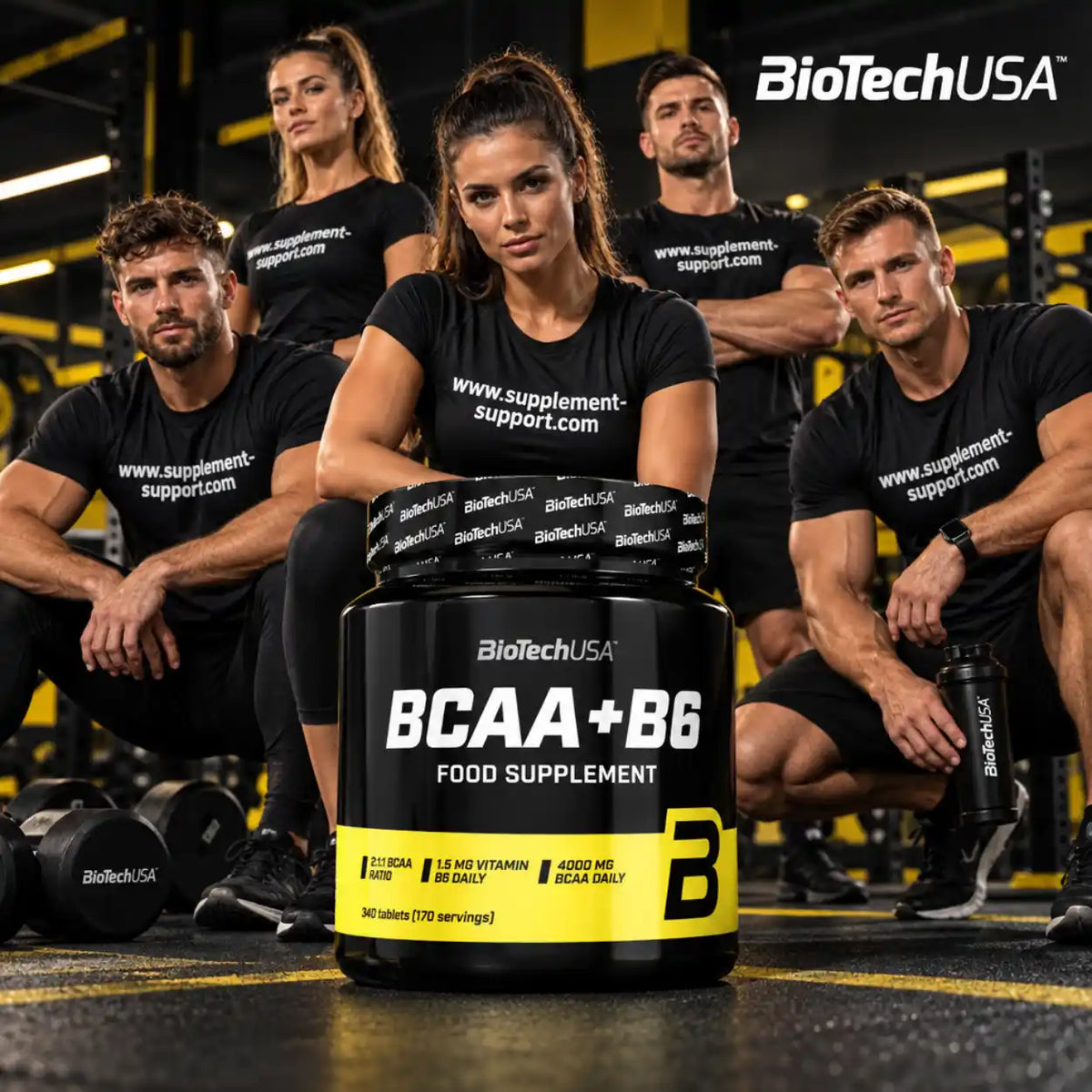 BioTech USA BCAA+B6 Nahrungsergänzungsmittel Tabletten vor vier Fitness-Athleten im Gym.