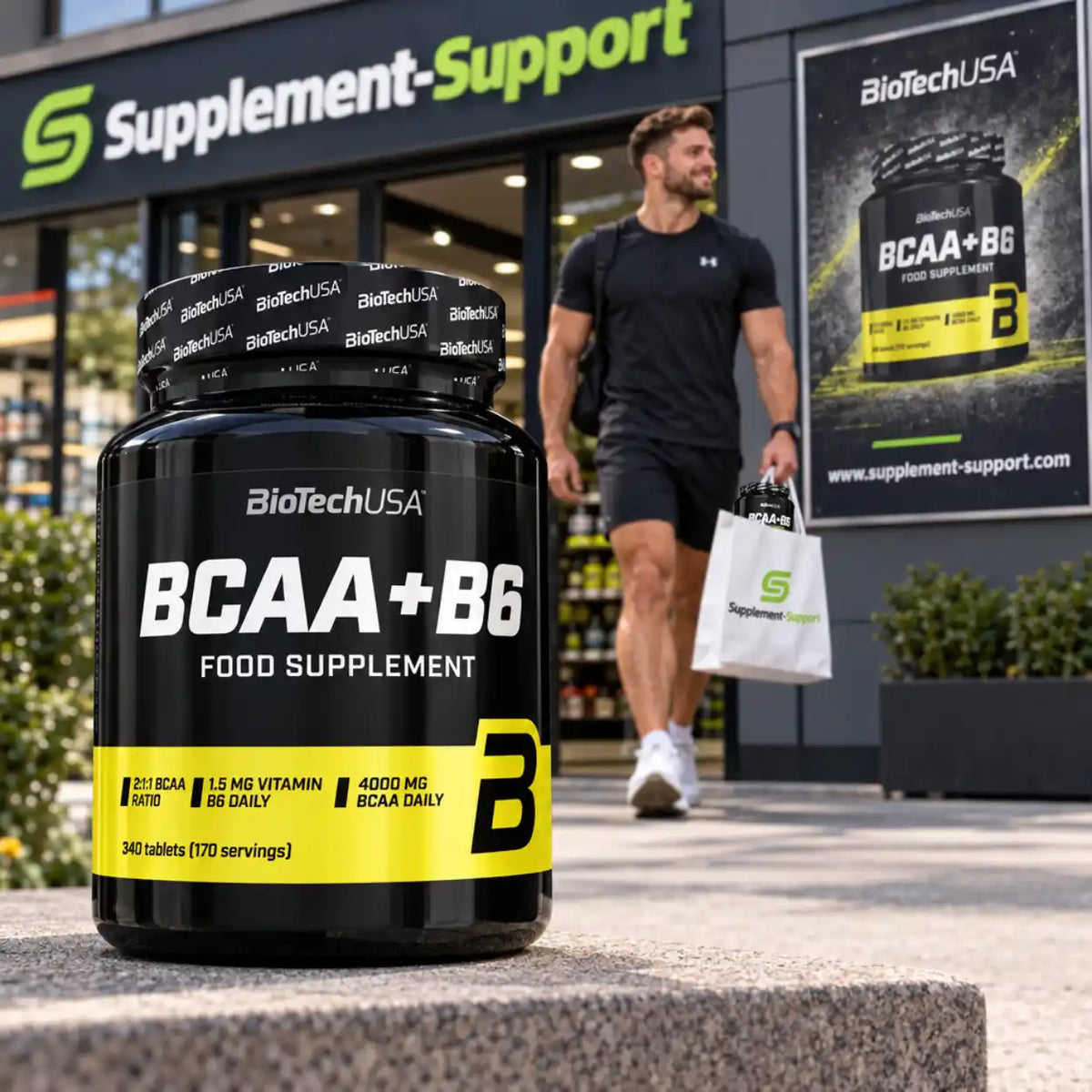 BioTech USA BCAA + B6 Nahrungsergänzungstabletten vor einem Supplement-Shop