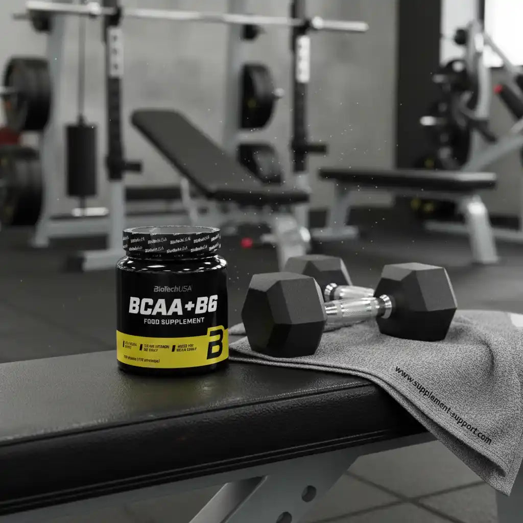 BCAA + B6 Nahrungsergänzungsmittel von BioTechUSA auf Trainingsbank im Fitnessstudio mit Hanteln