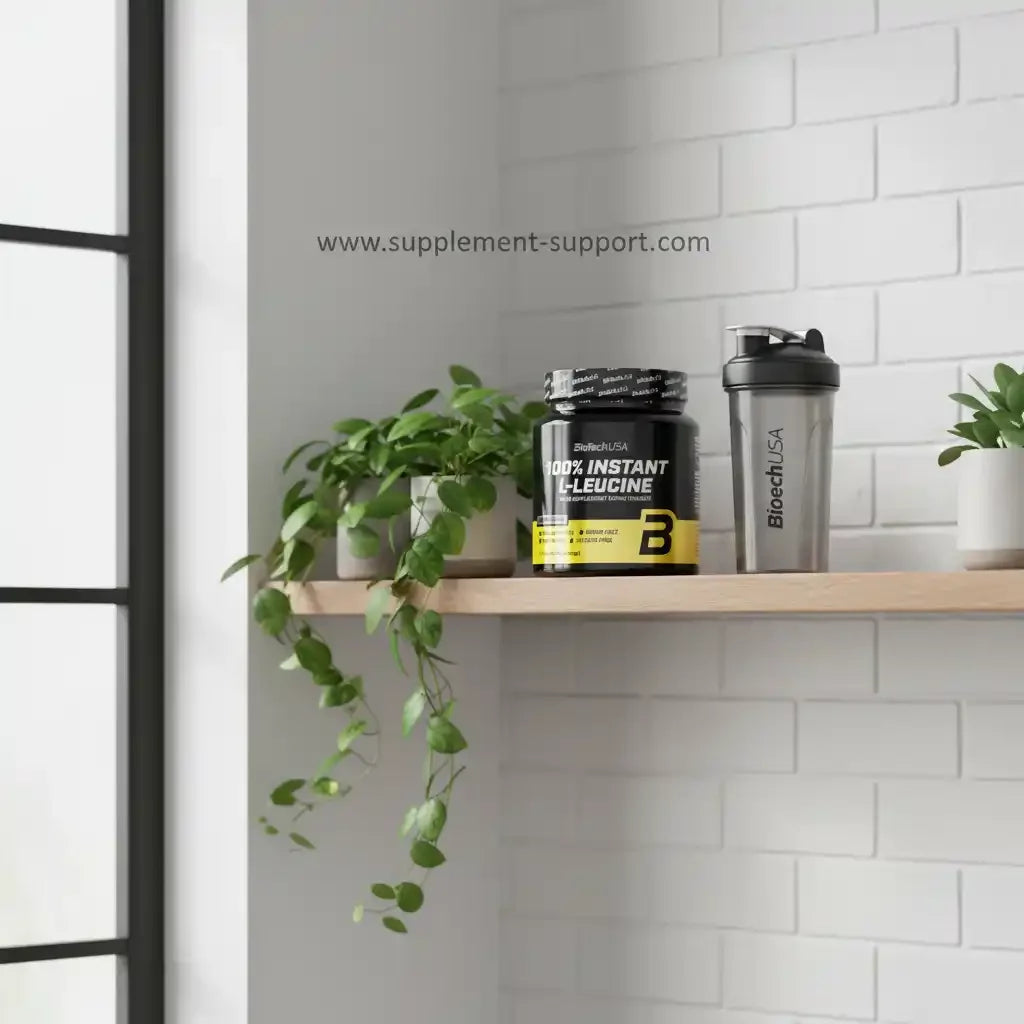 BioechUSA 100% Instant L-Leucine Supplement und Shaker auf einem Holzregal vor weißer Ziegelwand
