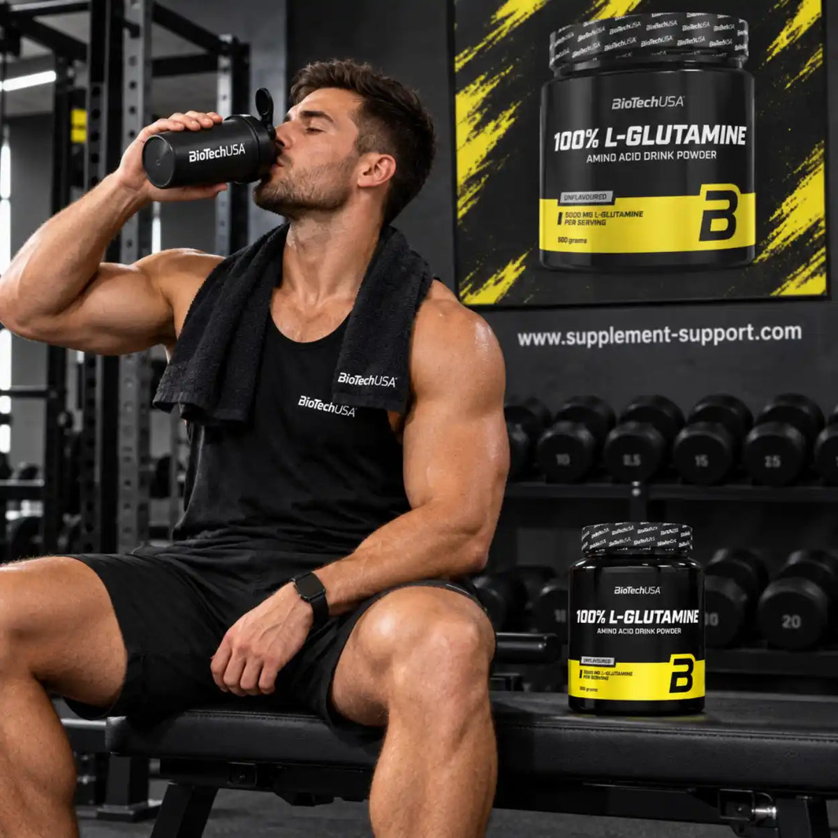 Muskulöser Mann trinkt aus BioTech USA Shaker neben BioTech USA 100% L-Glutamin Pulver im Gym.