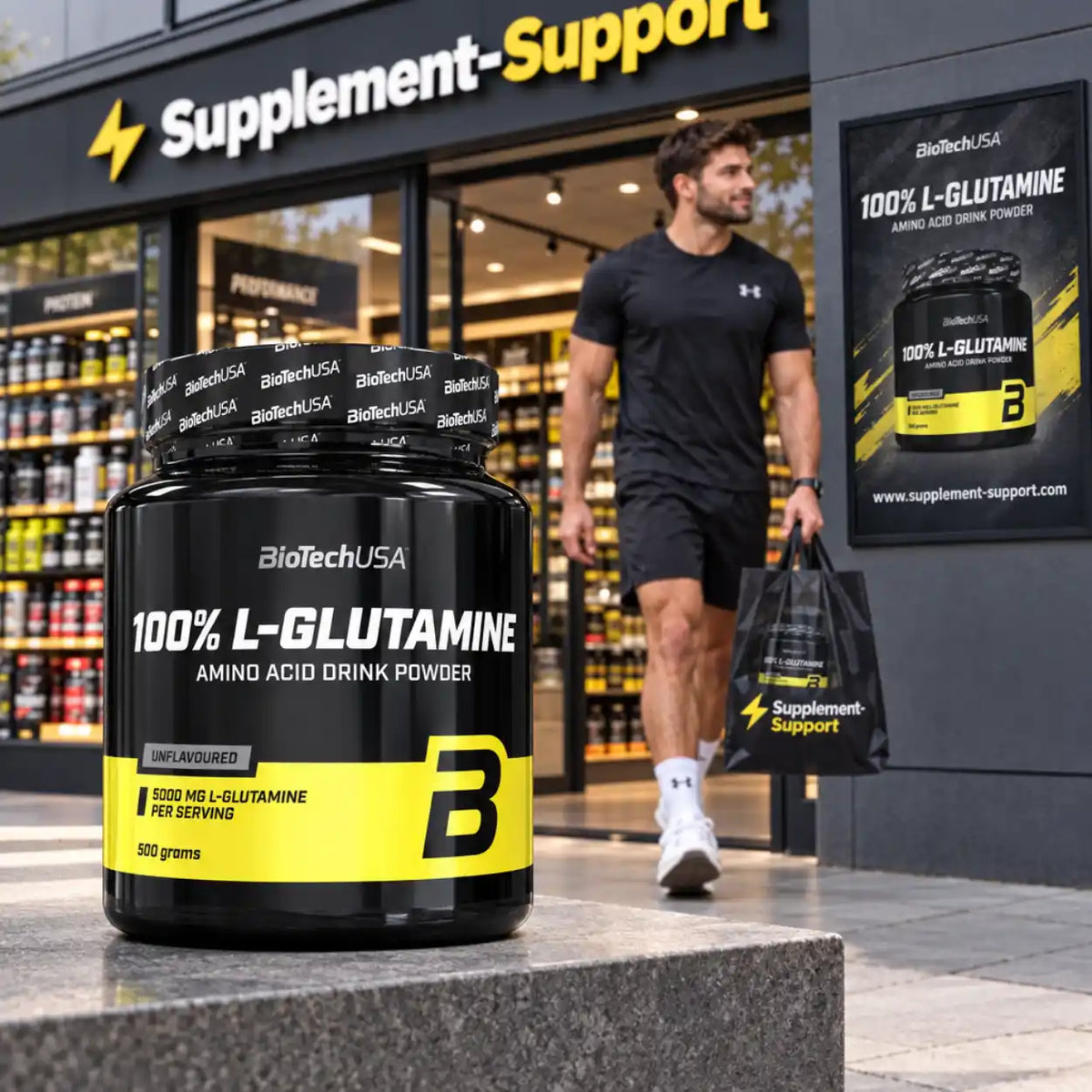 BioTech USA 100% L-Glutamine Pulver 500g vor einem Supplement-Store mit Sportler