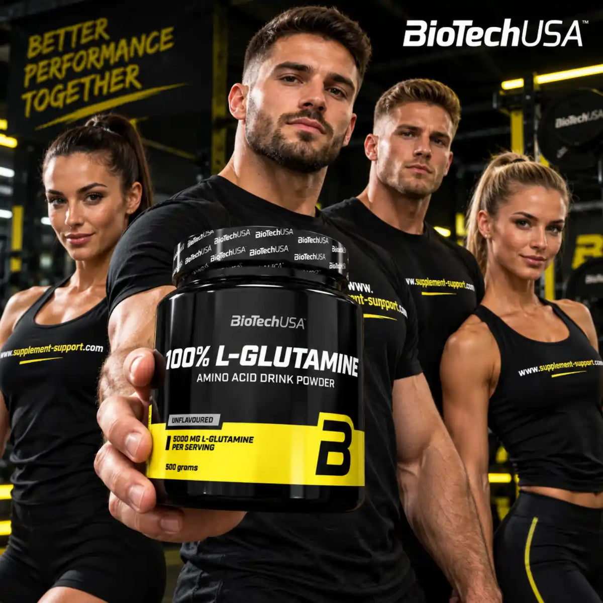 BioTech USA 100% L-Glutamine Pulver 500g in den Händen eines Athleten im Fitnessstudio.