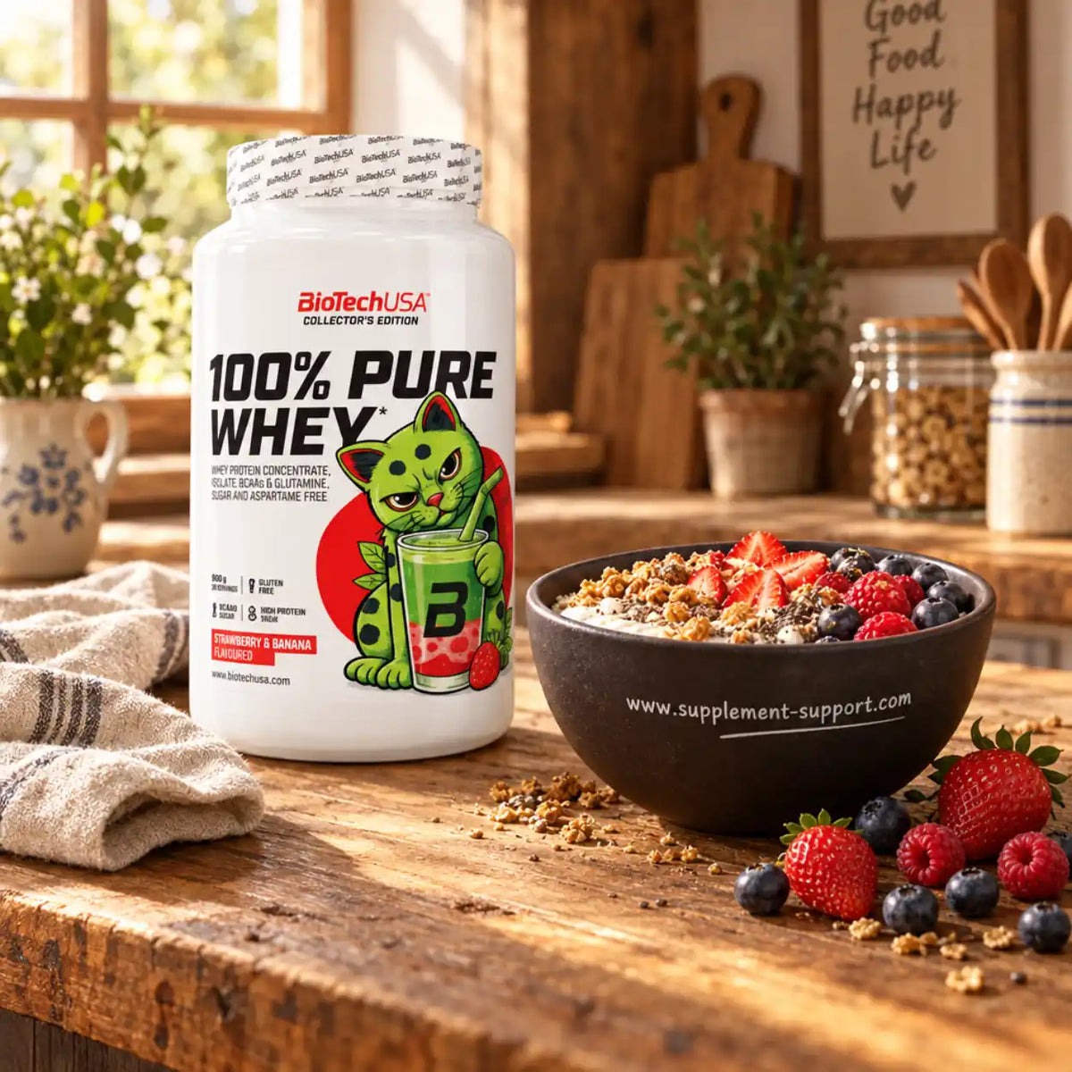 BioTech USA 100% Pure Whey Protein Dose neben einer Frühstücksschüssel mit Beeren auf Holz.
