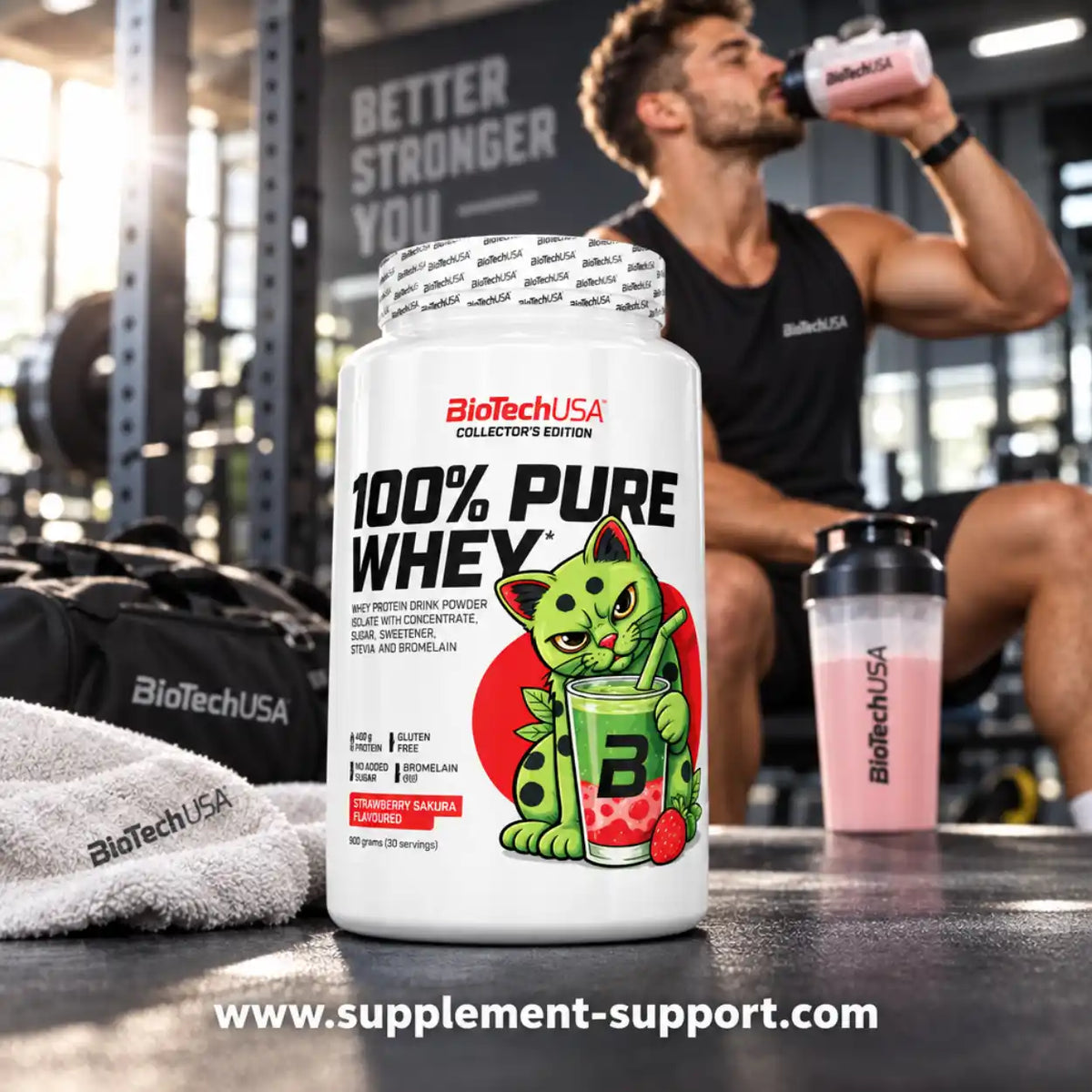 BioTech USA 100% Pure Whey Protein 900g Strawberry Sakura mit Manga-Katze im Fitnessstudio