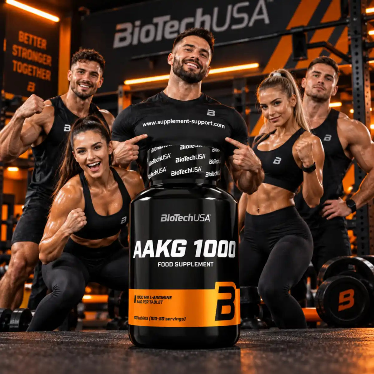 BioTech USA AAKG 1000 Nahrungsergänzungsmittel vor muskulösen Sportlern im Fitnessstudio.