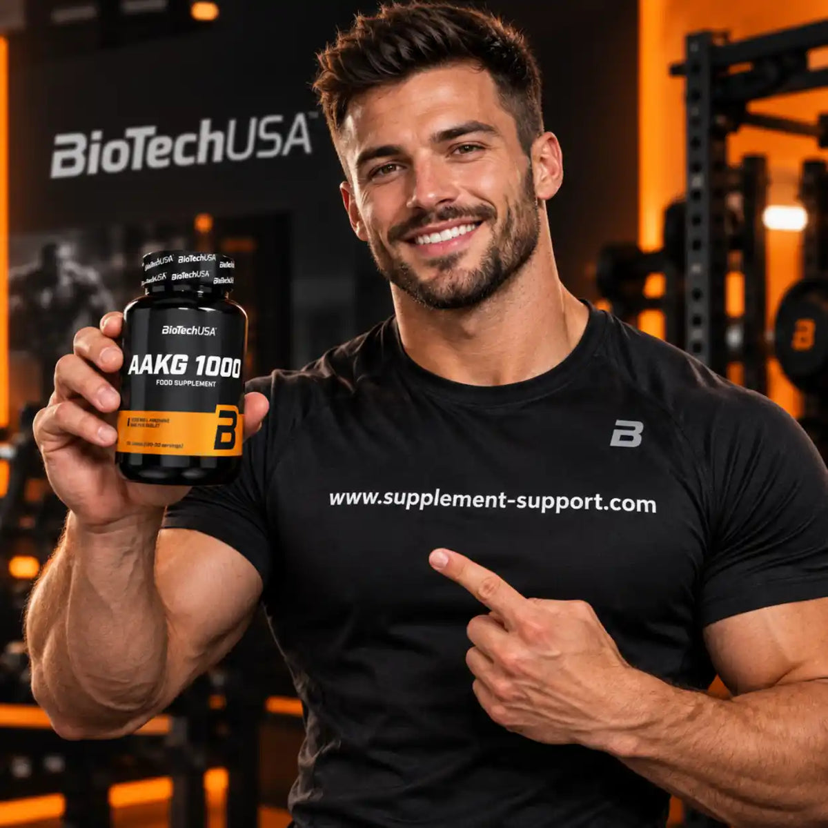 Muskulöser Mann hält eine Dose BioTech USA AAKG 1000 Nahrungsergänzung im Fitnessstudio.