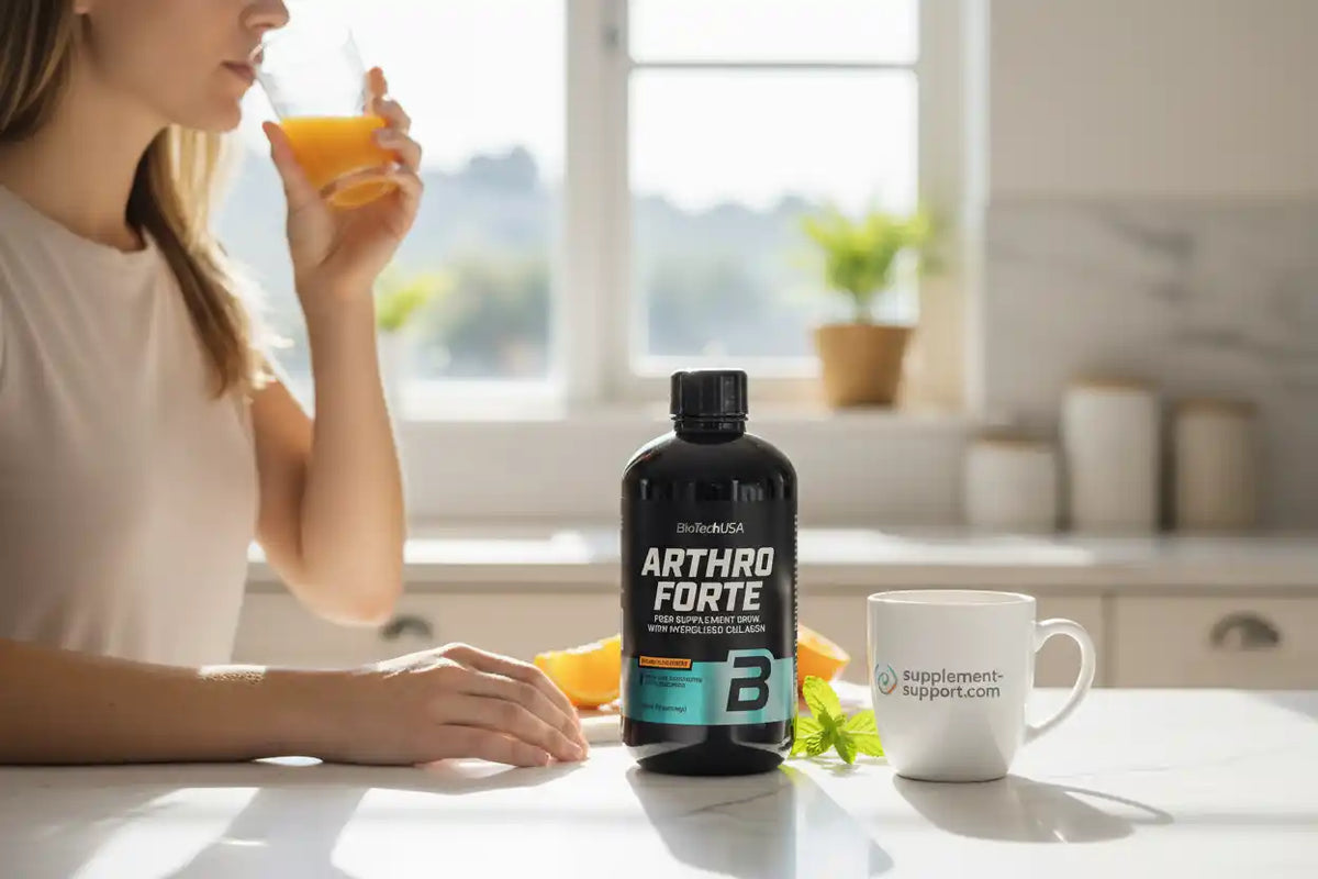 Arthro Forte Gelenk-Supplement mit Hydrolysiertem Kollagen auf Küchentisch neben Frau mit Orangensaft