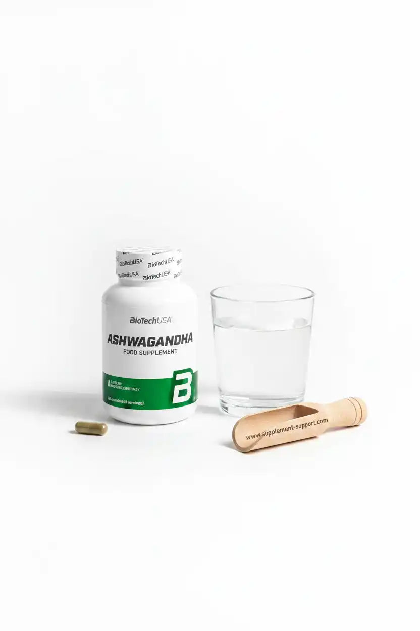 Ashwagandha Nahrungsergänzungsmittel von BioTechUSA mit Wasser und Holzlöffel