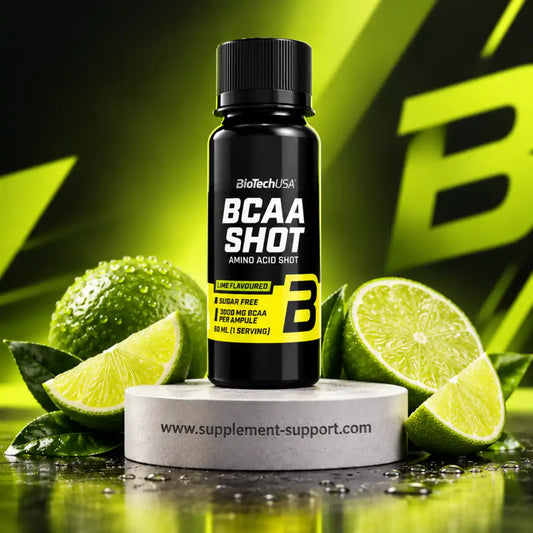 BioTech USA BCAA Shot 60ml mit Limengeschmack, zuckerfrei, neben frischen Limetten.