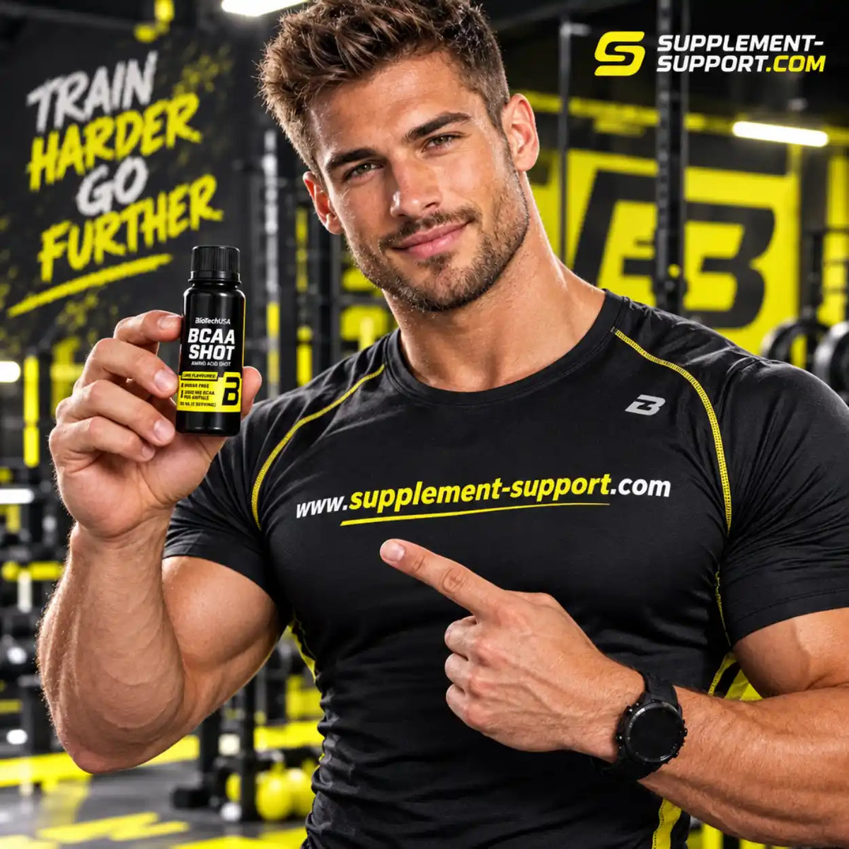 Muskulöser Mann im Fitnessstudio präsentiert BioTech USA BCAA SHOT 60ml.