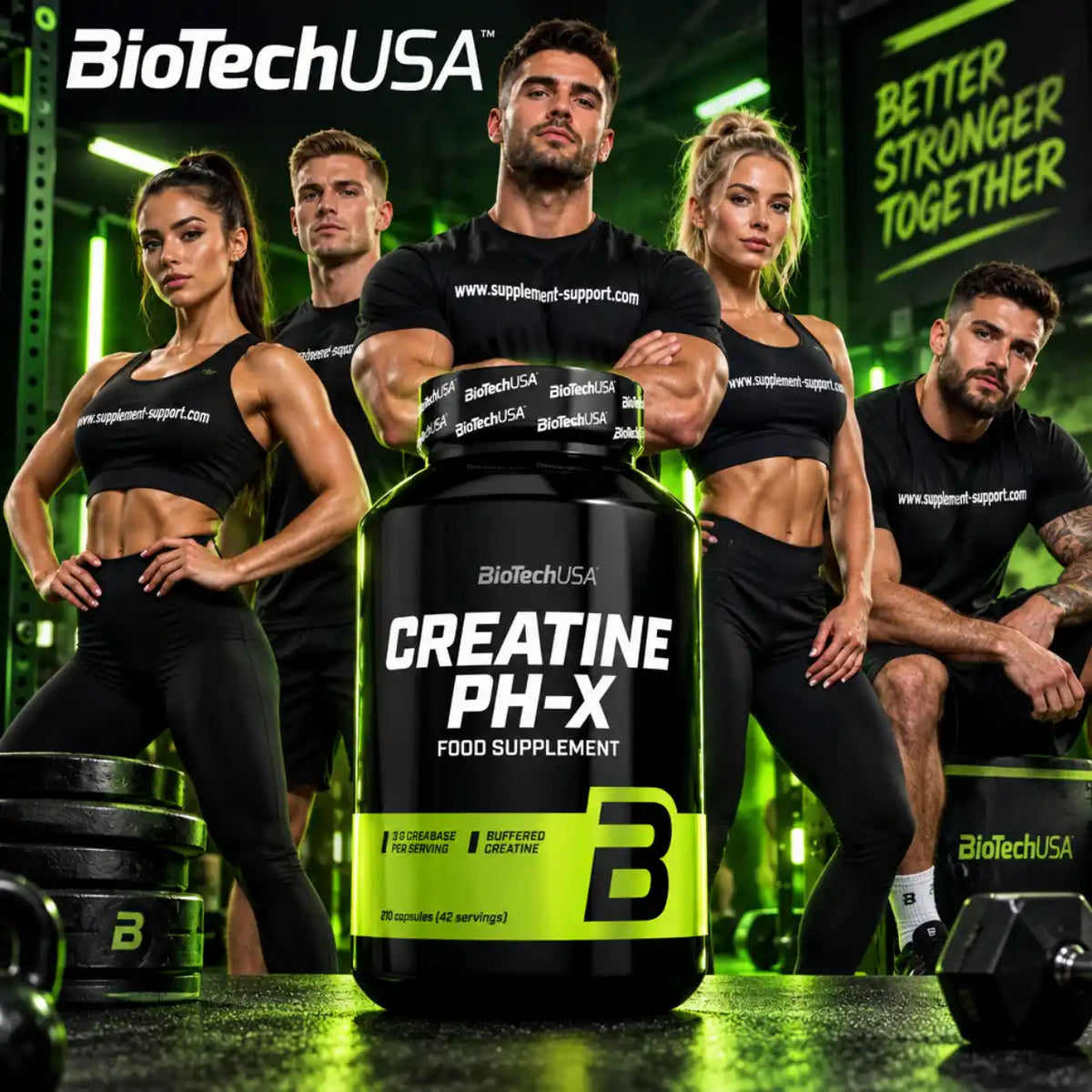 BioTech USA Creatine PH-X Kapseln vor vier muskulösen Sportlern in einem Fitnessstudio.