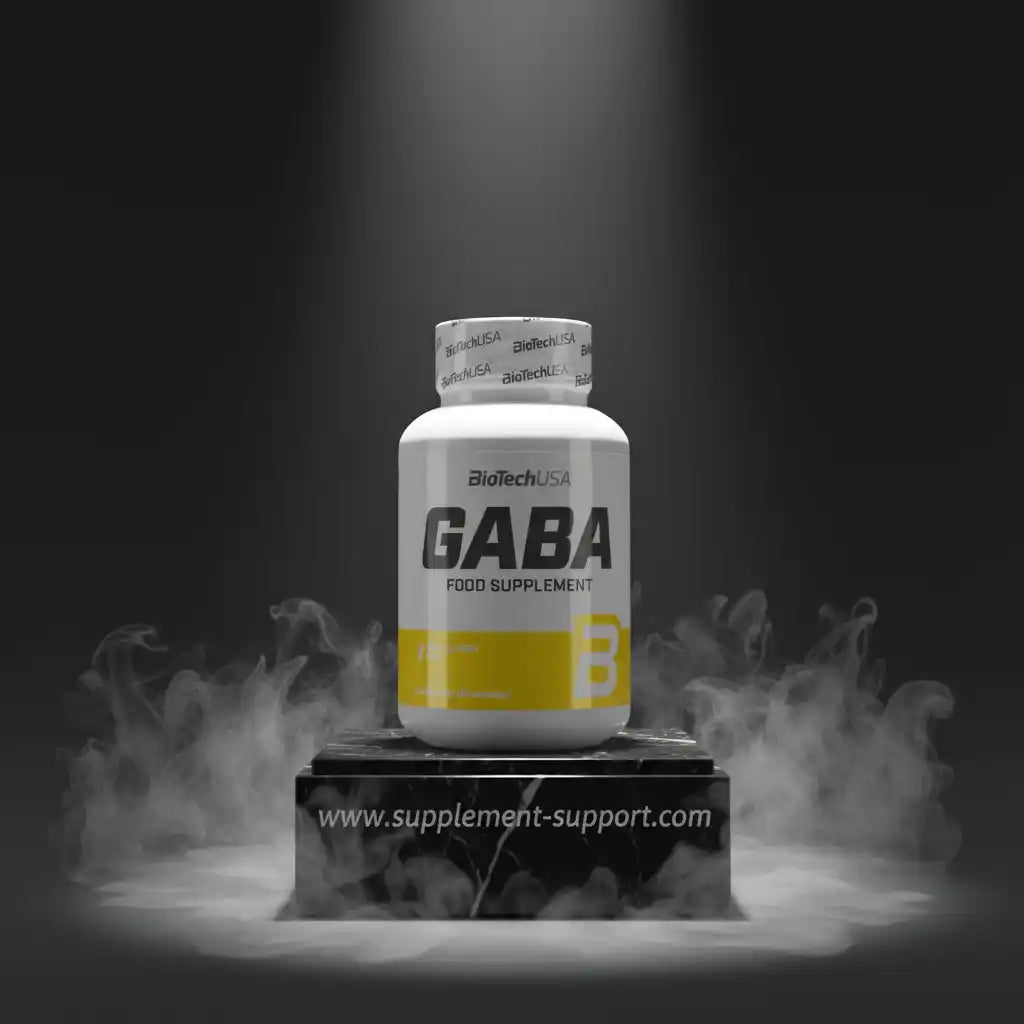 BioTechUSA GABA Nahrungsergänzungsmittel für Sportler, präsentiert auf schwarzem Podest mit Raucheffekt