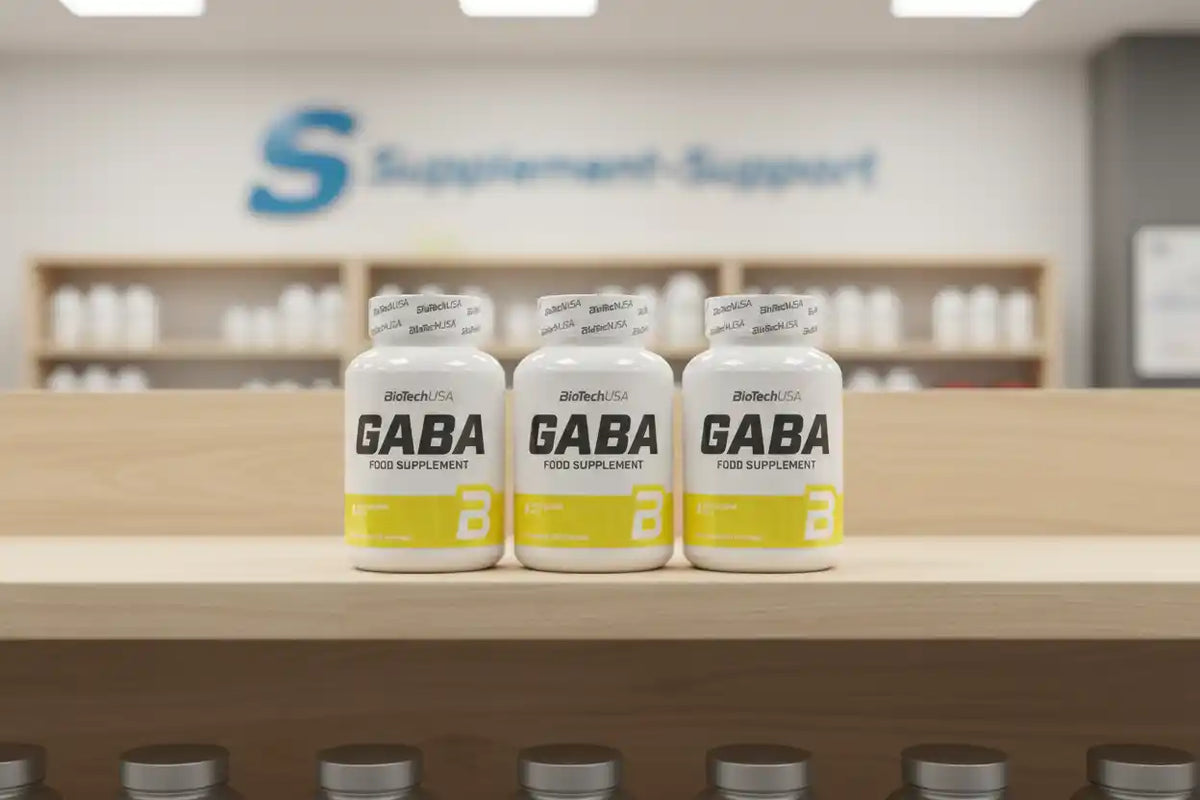 Drei BioTechUSA GABA Nahrungsergänzungsmittel-Flaschen auf Holzregal im Fitness-Shop