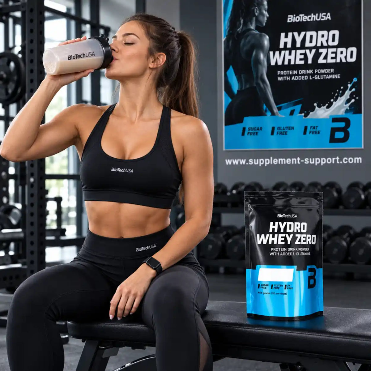 Frau im Fitnessstudio trinkt BioTech USA Hydro Whey Zero Protein-Shake neben der Produktpackung.