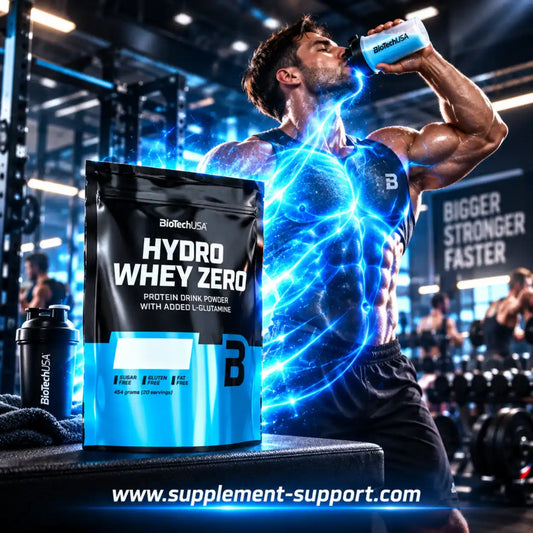 BioTech USA Hydro Whey Zero Proteinpulver neben einem muskulösen Sportler im Fitnessstudio