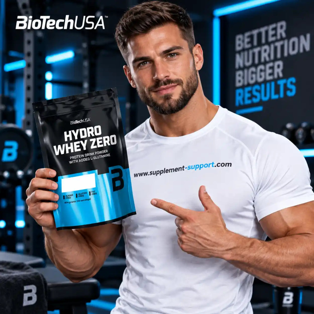 Muskulöser Mann hält eine Packung BioTech USA Hydro Whey Zero im Fitnessstudio.