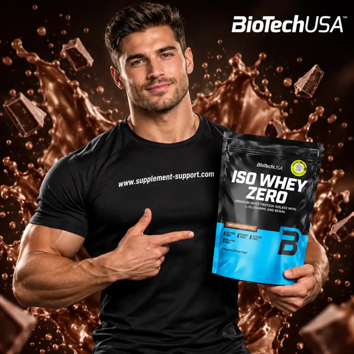 Muskulöser Mann präsentiert BioTech USA Iso Whey Zero Proteinpulver vor Schokoladenhintergrund.