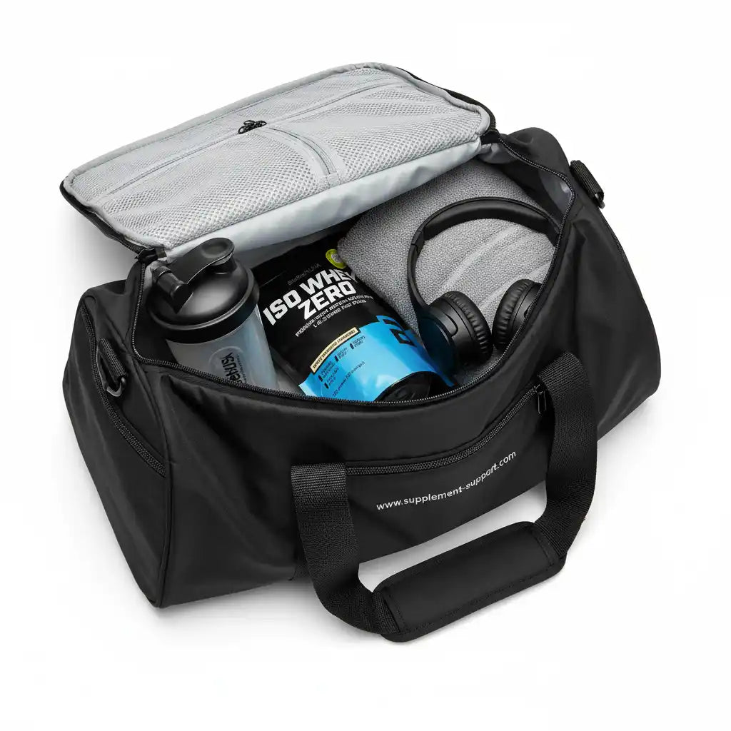 Schwarze Sporttasche mit Proteinpulver, Shaker und Kopfhörern für Fitness und Training