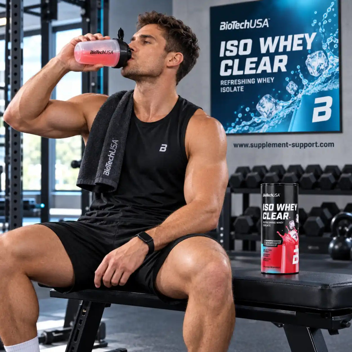 Muskulöser Mann trinkt BioTech USA Iso Whey Clear im Fitnessstudio neben einer Produktdose.