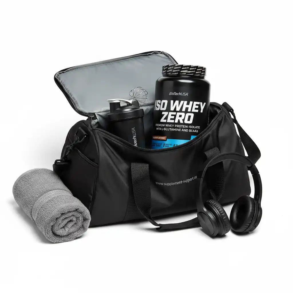 Schwarze Sporttasche mit BioTechUSA ISO Whey Zero, Shaker, Handtuch und Kopfhörern – ideal für Fitness und Training