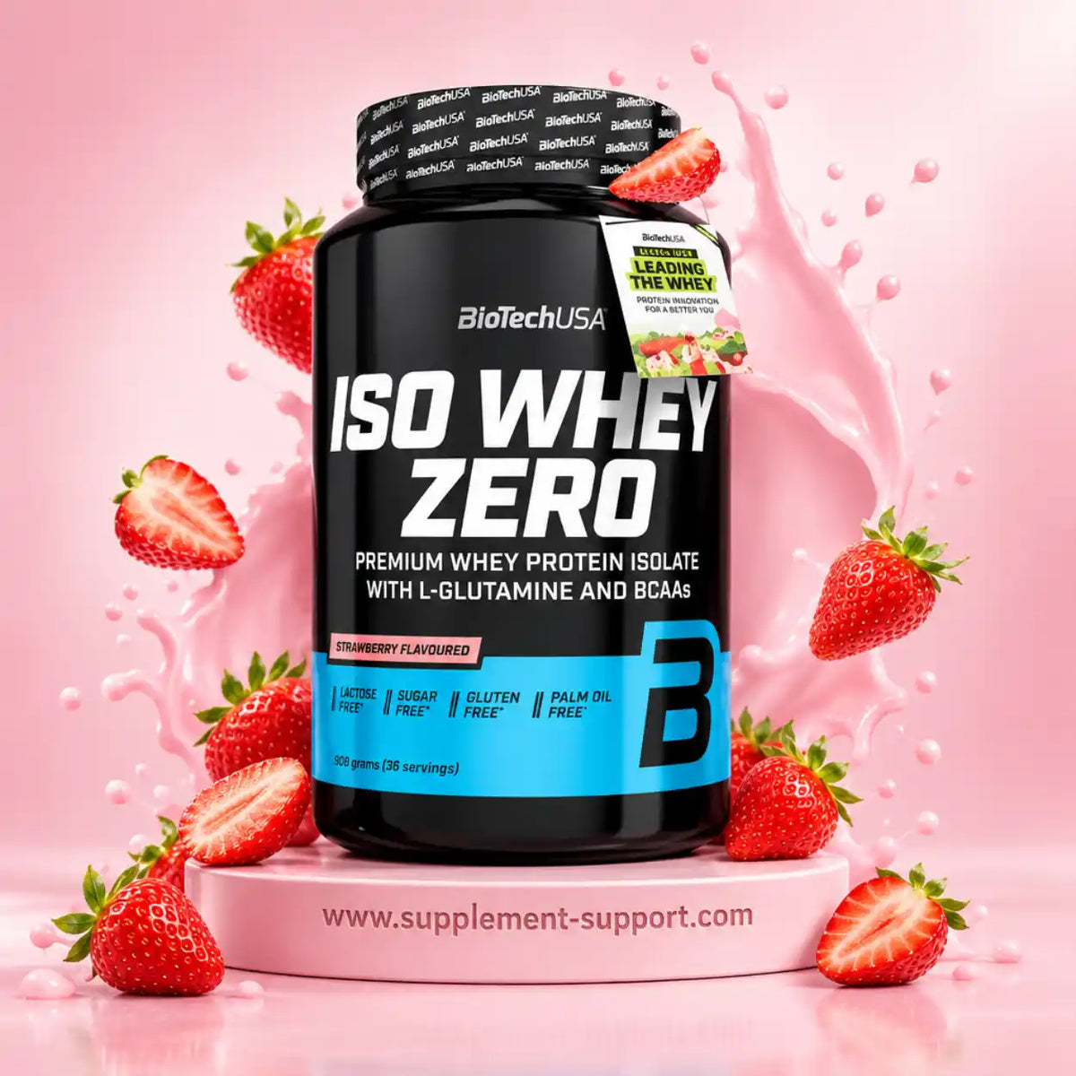 BioTech USA Iso Whey Zero Protein Isolat mit Erdbeergeschmack vor einem rosa Hintergrund.