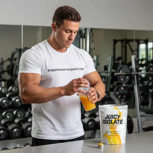 Muskulöser Mann bereitet Proteinshake mit Juicy Isolate in Fitnessstudio vor