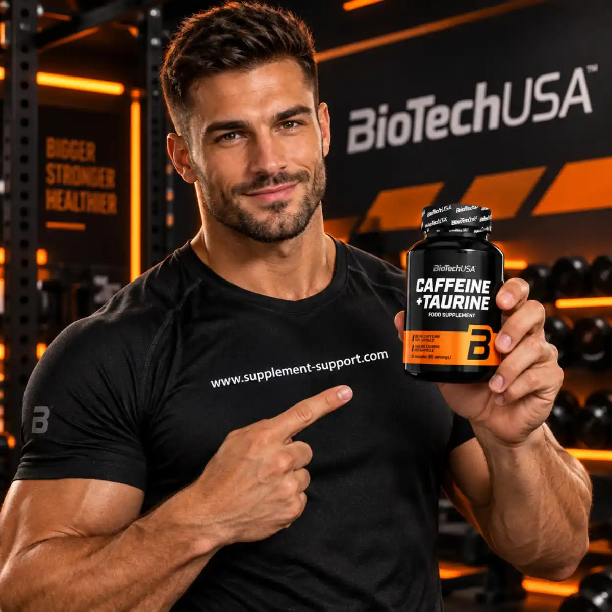 Muskulöser Mann hält BioTech USA Koffein + Taurin Nahrungsergänzungskapseln im Fitnessstudio.