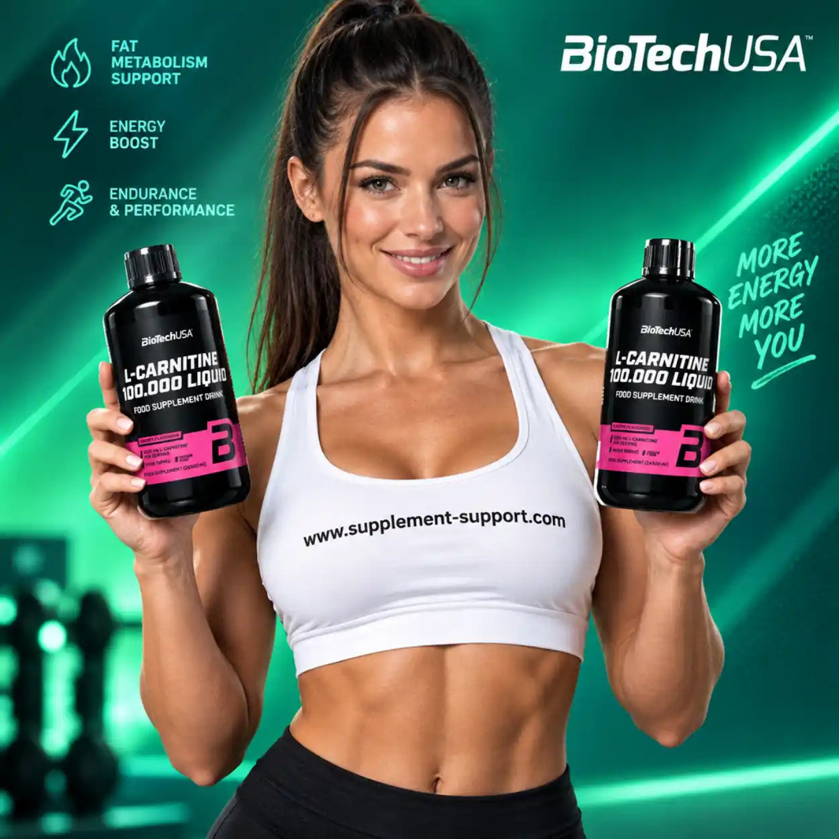 Sportliche Frau hält zwei Flaschen BioTech USA L-Carnitine Liquid 100.000.