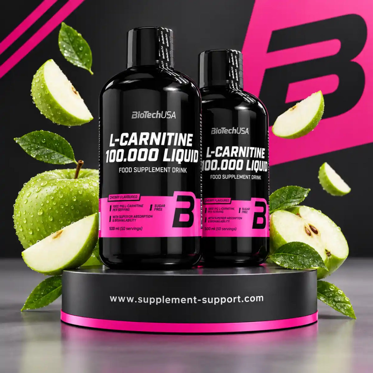 Zwei Flaschen BioTech USA L-Carnitine Liquid 100.000 mit grünen Äpfeln auf einem Podest.