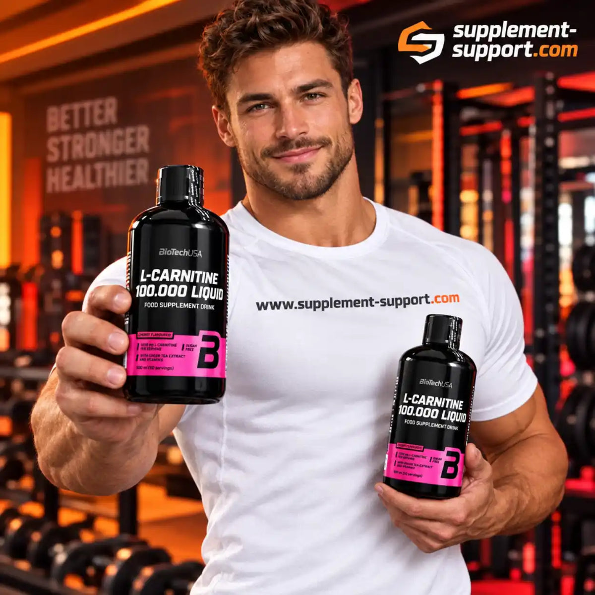 Muskulöser Mann hält zwei Flaschen BioTech USA L-Carnitine Liquid 100.000 im Fitnessstudio.