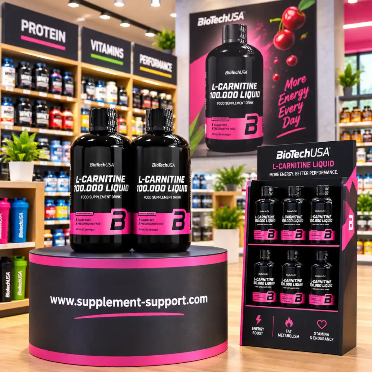 Zwei Flaschen BioTech USA L-Carnitine Liquid 100.000 in einem Supplement-Store.