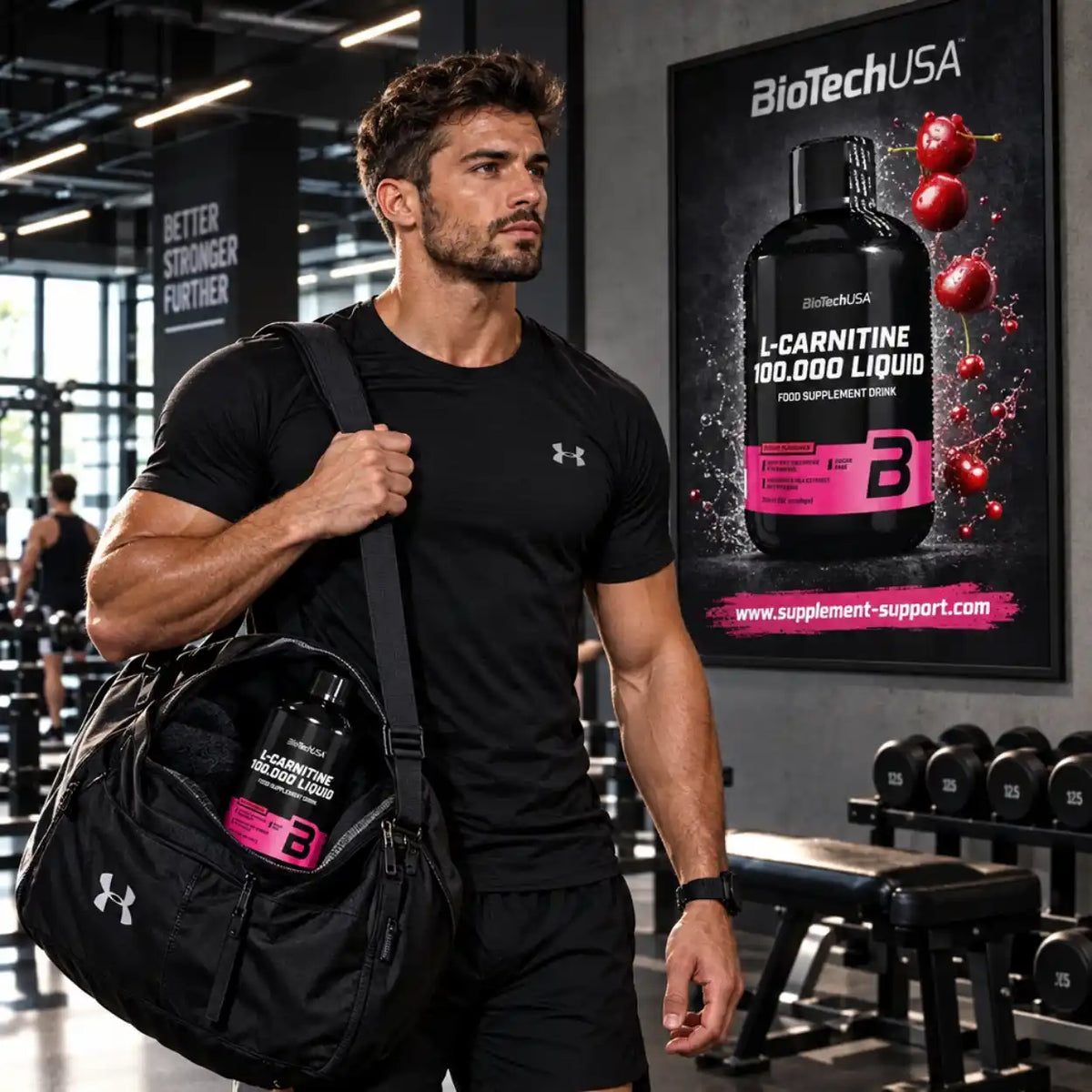 Muskulöser Mann im Fitnessstudio mit BioTech USA L-Carnitine Liquid in der Sporttasche.